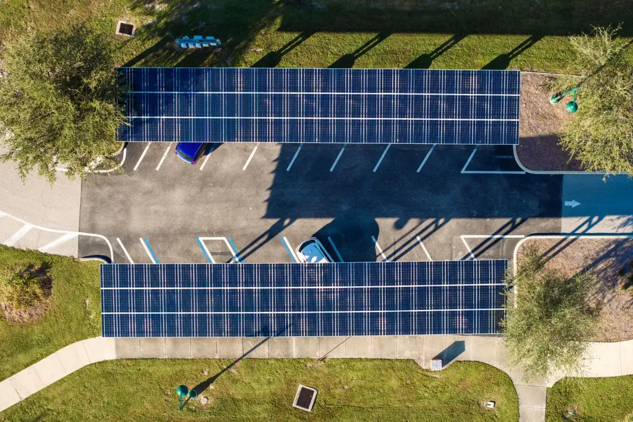 [obraz_3]	Carport fotowoltaiczny chroniący pojazdy przed opadami atmosferycznymi
