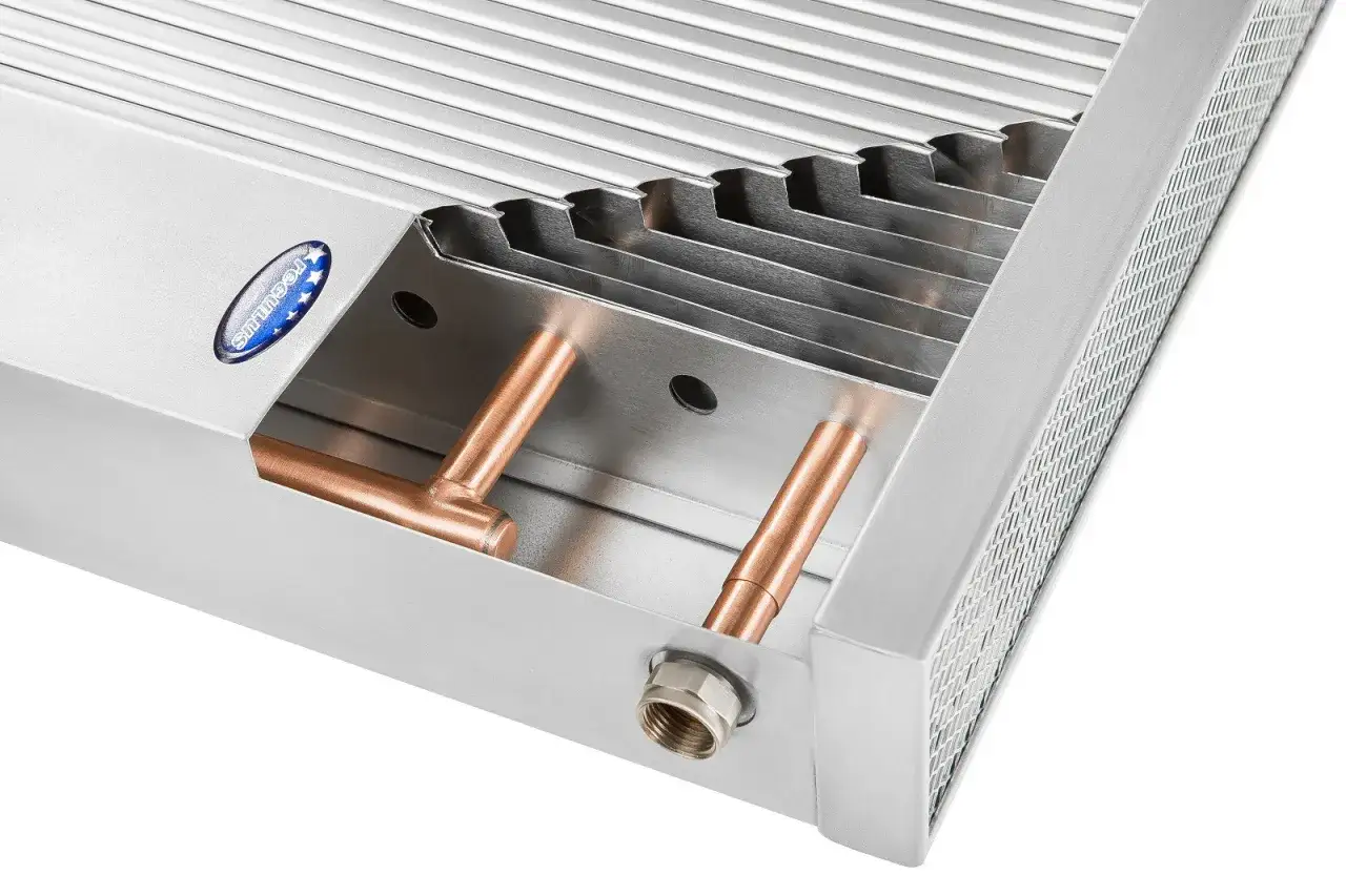 Wnętrze grzejnika, miedziane rurki i aluminiowe żeberka. Wybór między grzejnik stalowy czy aluminiowy.