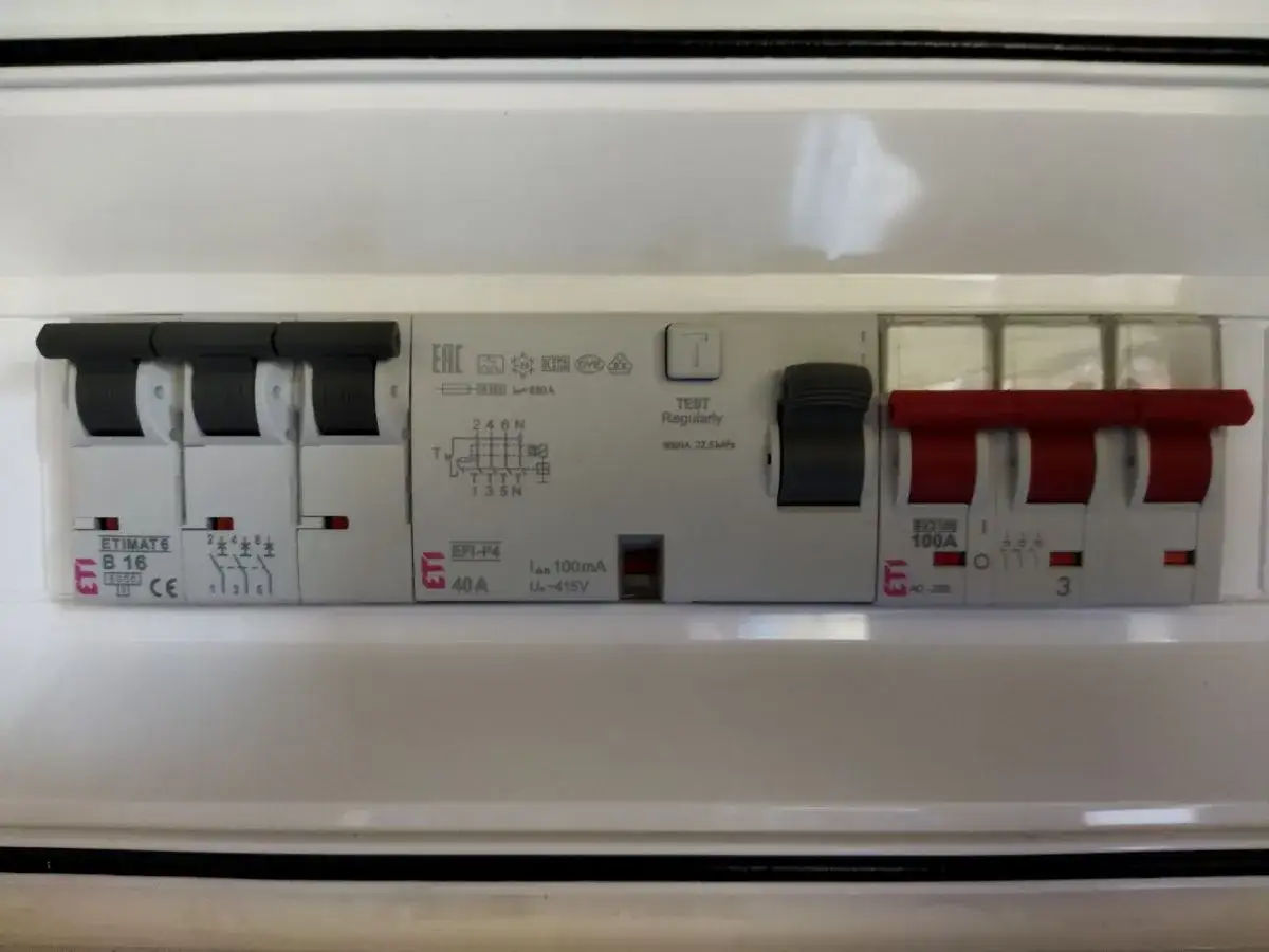 Wyłącznik różnicowoprądowy EFI-P4 40A chroni instalację przed prądem upływowym. Obok widać bezpieczniki.