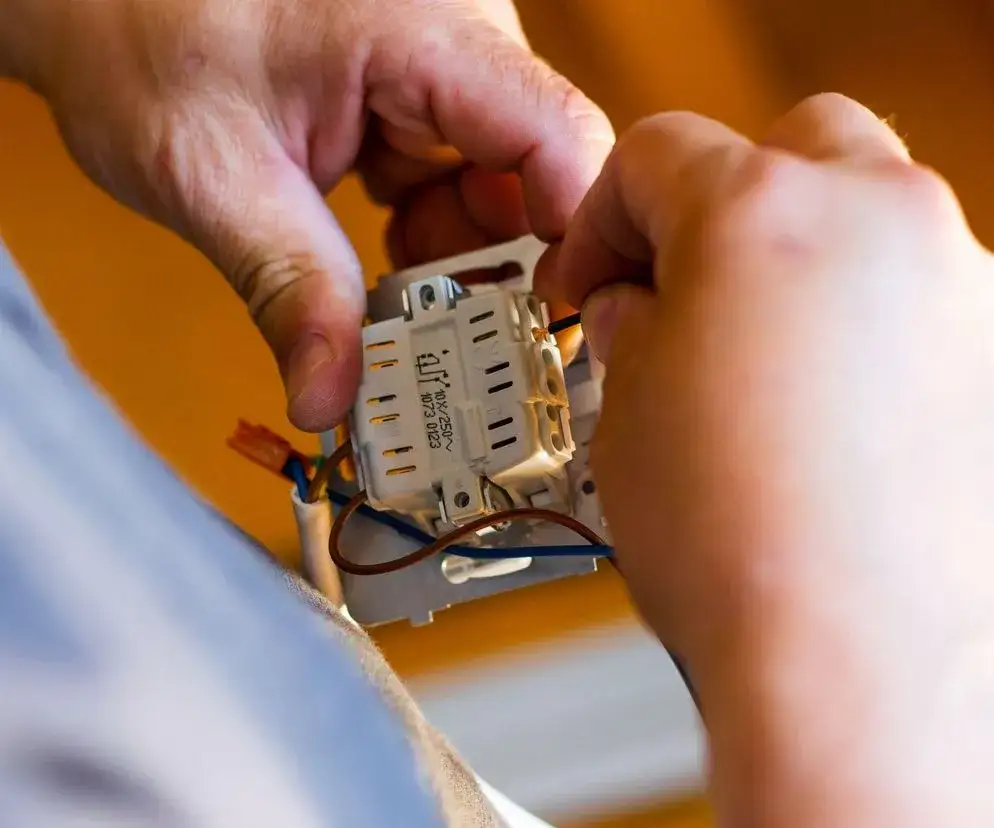 Zdjęcie Ile kosztuje elektryka w mieszkaniu? Sprawdź, co wpływa na ceny