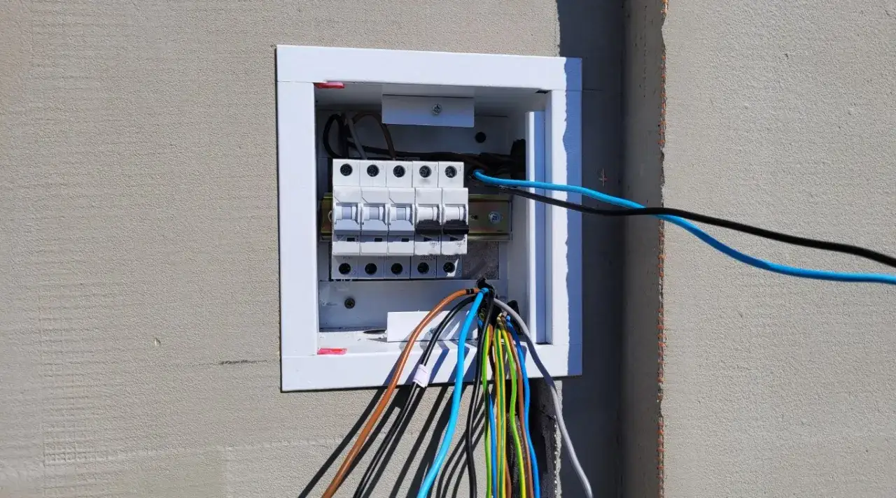 Zdjęcie Jak zrobić skrzynkę elektryczną: uniknij kosztownych błędów w instalacji