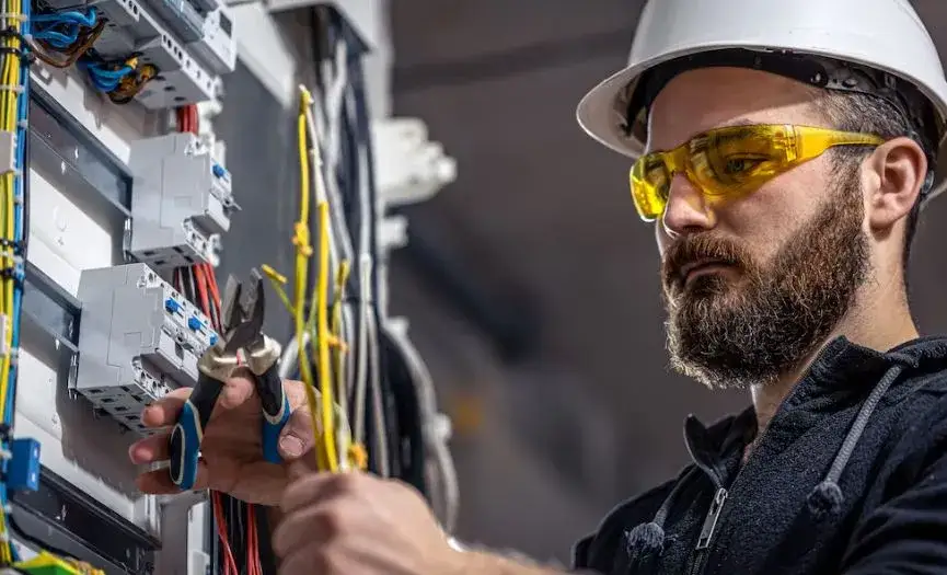 Zdjęcie Ile zarabia elektryk w Anglii? Zaskakujące różnice w wynagrodzeniach