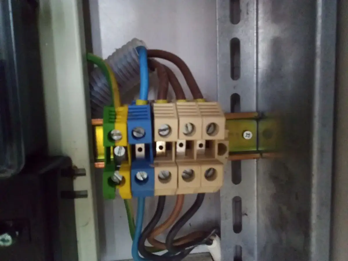 Zdjęcie Jak podłączyć kabel do skrzynki elektrycznej bez ryzyka porażenia