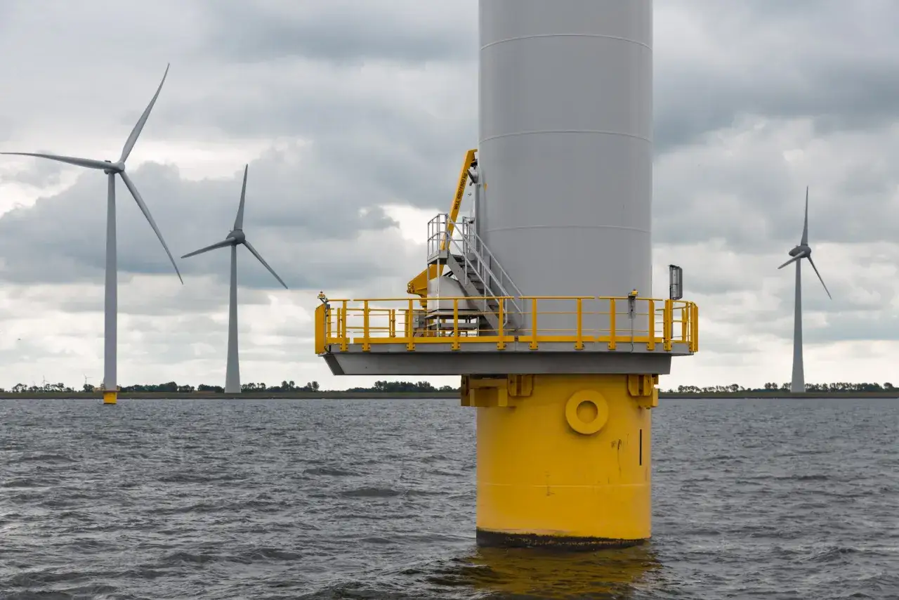 Wielkie turbiny wiatrowe na Bałtyku, symbolizujące potęgę natury i czystą energię.