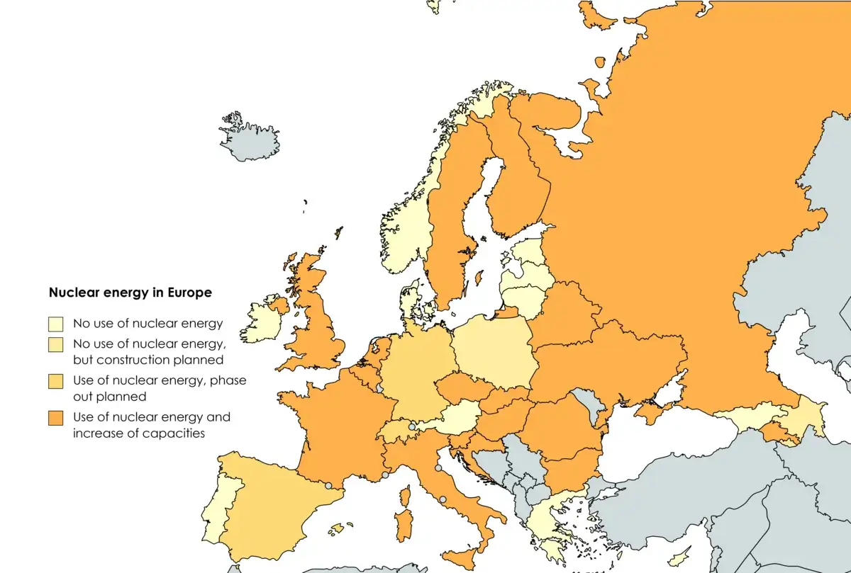 Mapa Europy pokazuje, gdzie wykorzystywane są elektrownie jądrowe. Większość krajów korzysta z energii jądrowej i zwiększa jej moce.