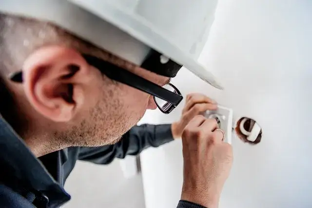 Zdjęcie Czy elektryk może pracować sam? Kluczowe przepisy i ryzyka pracy samodzielnej