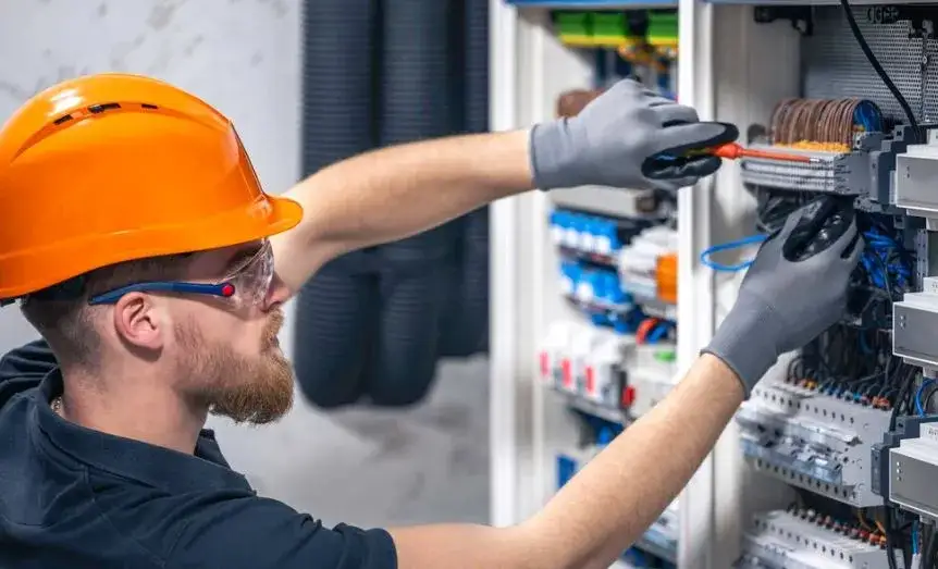 Zdjęcie Ile zarabia pomocnik elektryka? Zaskakujące różnice w wynagrodzeniu