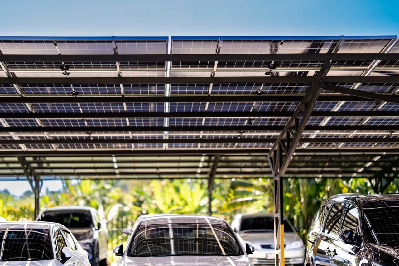 Carport fotowoltaiczny na parkingu centrum handlowego z panelami PV