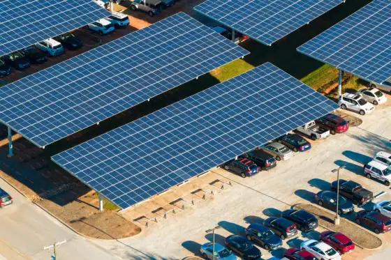 Carport fotowoltaiczny dla firm - ile prądu wyprodukuje wiata i ile kosztuje?