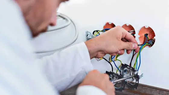 Koszt wymiany instalacji elektrycznej 50 m2 - Ile zapłacisz w 2026?