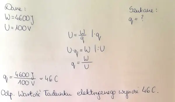 Obliczenia fizyczne pokazują wzór na napięcie i wyznaczają ładunek q=46C.