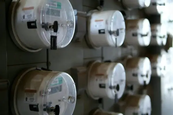 Rząd liczników energii elektrycznej, gotowych do przepisania przez Enea.
