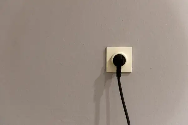 Gniazdko elektryczne z wtyczką. Czy to już czas na sprawdzenie taryfy urzędowej Energa?