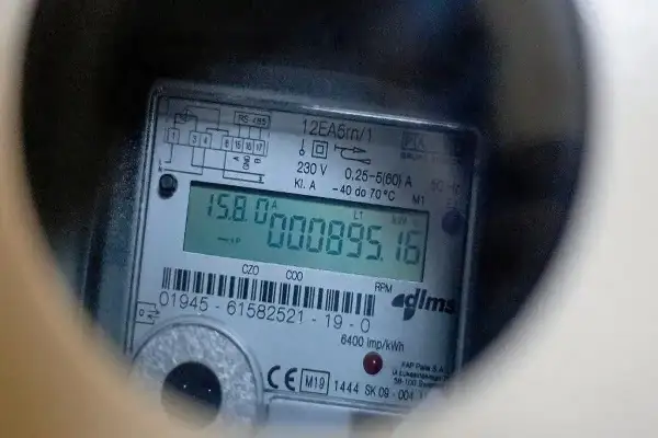 Cyfrowy licznik prądu PGE pokazuje 895.16 kWh. Odczyt jest prosty, wystarczy spojrzeć na ekran.