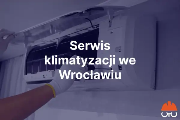 Ręka w białej rękawiczce naprawia klimatyzację.