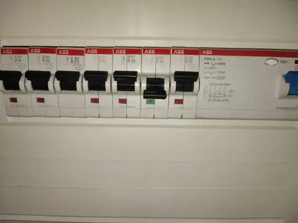 Rząd wyłączników automatycznych ABB, w tym zabezpieczenie przedlicznikowe, zapewnia bezpieczeństwo instalacji elektrycznej.