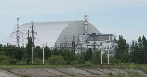 Nowy sarkofag nad Czarnobylską Elektrownią Atomową. Kiedy zniknie promieniowanie, natura powoli odzyskuje teren.