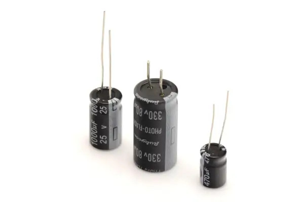 Różne rodzaje kondensatorów elektrolitycznych: 1000µF 25V, 330µF 80V i 470µF.