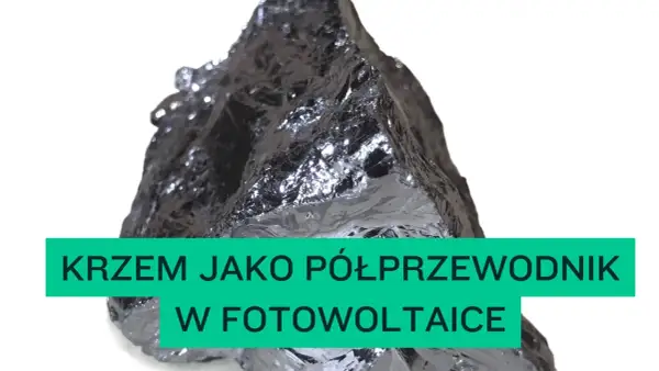 Kryształ krzemu, kluczowy półprzewodnik w fotowoltaice, lśni na białym tle.