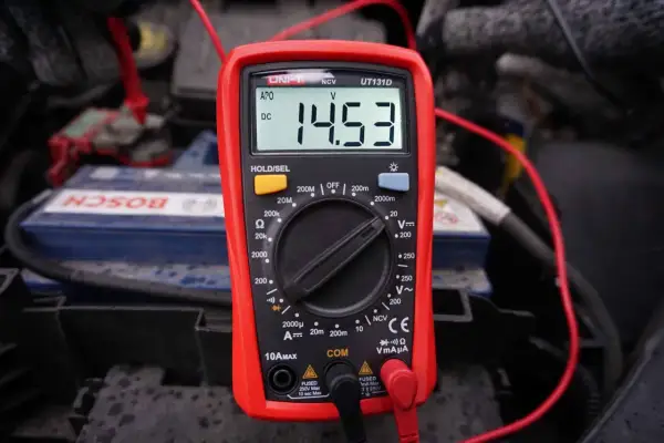 Multimetr pokazuje 14.53V, co jest kluczowe, jak sprawdzić regulator napięcia w samochodzie.