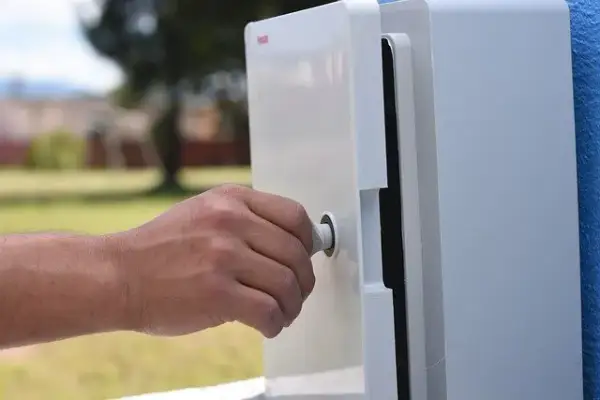 Jak zamaskować skrzynkę elektryczną w ogrodzie - praktyczne i estetyczne rozwiązania