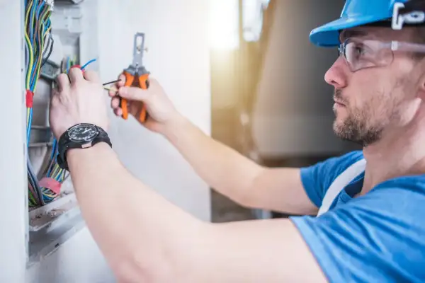 Ile zarabia elektryk samochodowy? Zaskakujące fakty o wynagrodzeniach