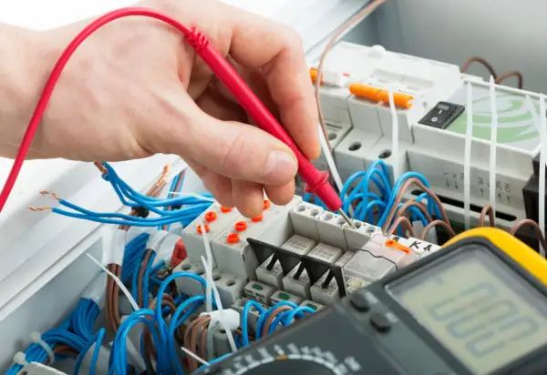Ile kosztuje podłączenie rozdzielni elektrycznej? Sprawdź, co wpłynie na cenę