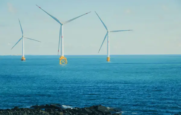 Wiatraki na morzu symbolizują potęgę Bałtyku i zieloną energię.