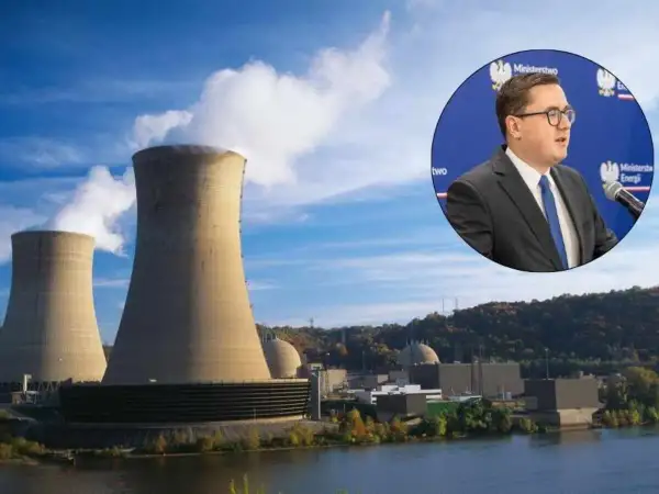 Wielka elektrownia jądrowa z chłodniami kominowymi i mężczyzna w garniturze przemawiający na tle logo Ministerstwa Energii. Energia jądrowa w Polsce.