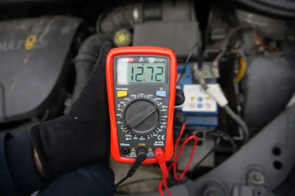 Sprawdzanie akumulatora miernikiem. Wynik 12.72V pokazuje, że jest w dobrym stanie.